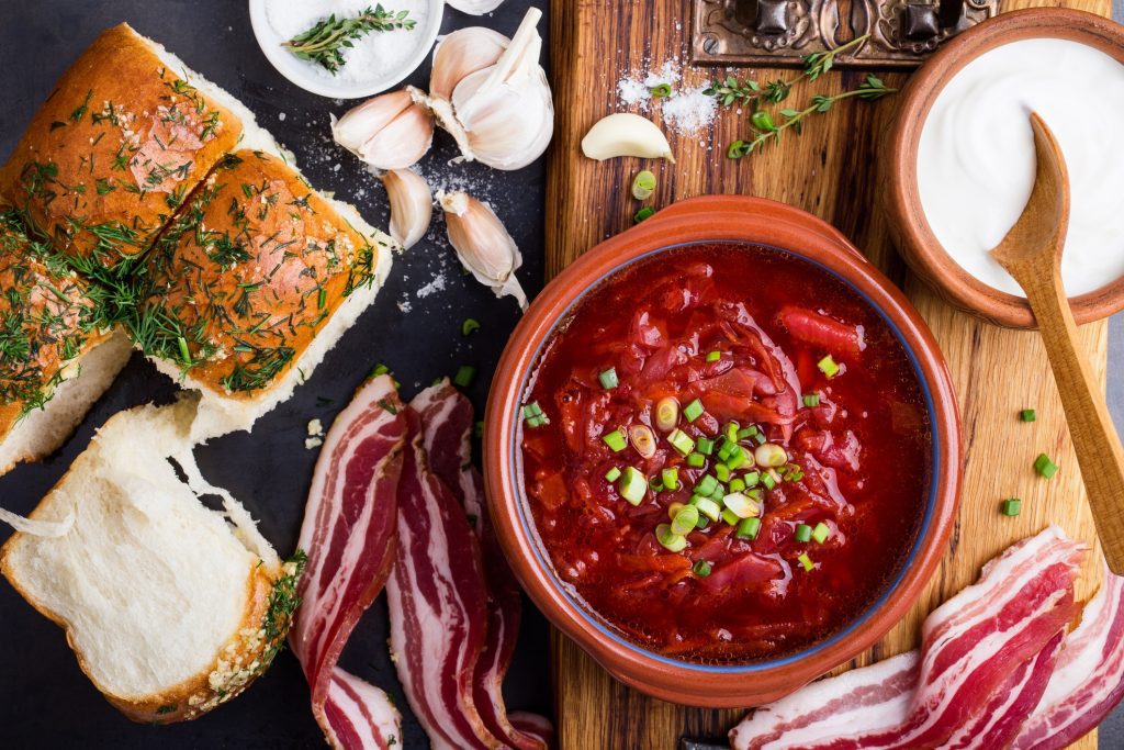 Venga a disfrutar con nosotros de los sabores de Ucrania y sienta la calidez de nuestra hospitalidad.